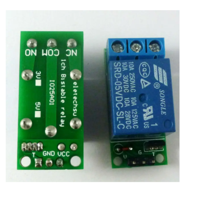 Placa de circuito com relé azul e texto branco