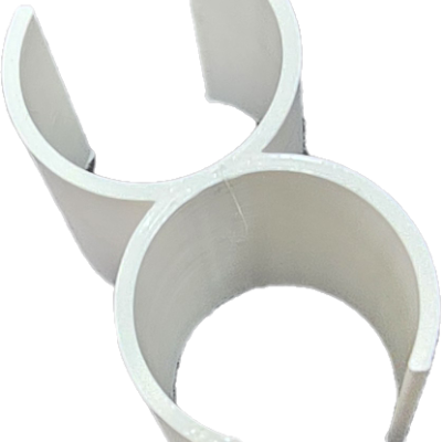 Dois suportes ou abraçadeiras de plástico branco semi-circulares