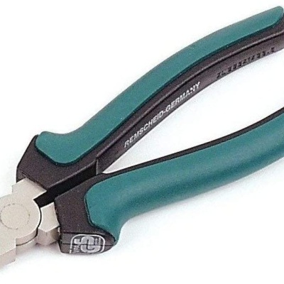 Alicates de corte com cabo verde e preto e lâminas metálicas