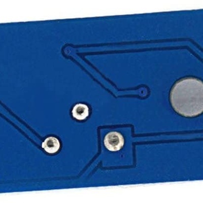 Módulo eletrónico azul com três pinos e circuito impresso