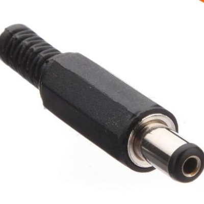 Conector DC macho preto com acabamento metálico prateado