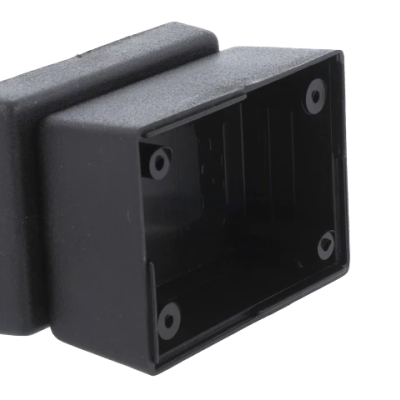 Tampa preta retangular em plástico com parte espessa de espuma ou borracha