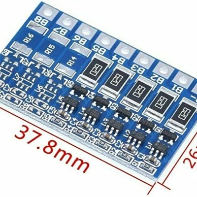 Placa eletrónica azul com vários componentes e medidas impressas