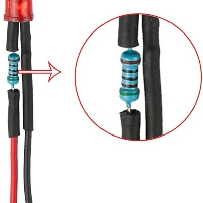 LED vermelho com resistor azul e fios vermelhos e pretos