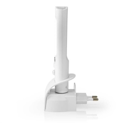 Adaptador branco com plugue europeu em superfície branca