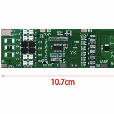 Placa de circuito impresso verde com componentes e medidas marcadas