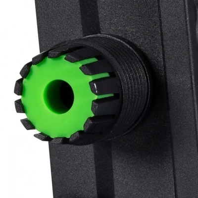 Botão verde dentado numa peça plástica preta