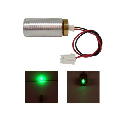 Dispositivo eletrônico cilíndrico metálico com feixe de luz verde e conector branco