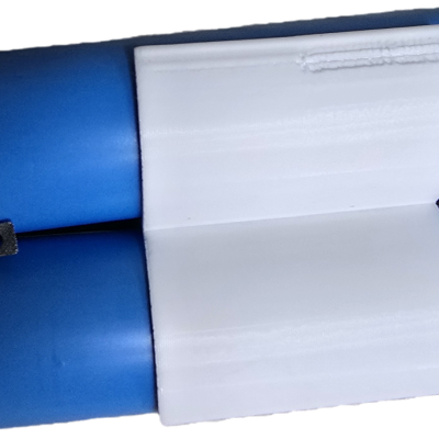 Duas baterias cilíndricas azuis com ligação branca de plástico e terminais metálicos