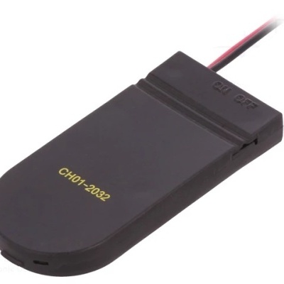 Componente preto de plástico com texto CH01-2032 e interruptor ON OFF com fios vermelhos e pretos