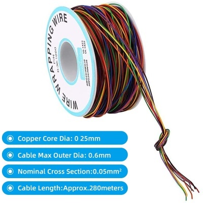 Carretel de fios coloridos finos com etiquetas de especificações azuis