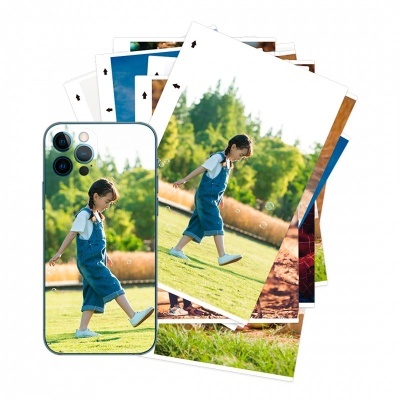 Cartão de telefone com imagem de menina a caminhar no campo sobre várias fotografias similares