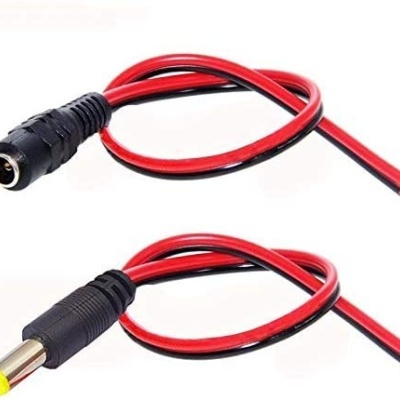 Cabos adaptadores elétricos vermelhos e pretos com plugue e entrada DC.
