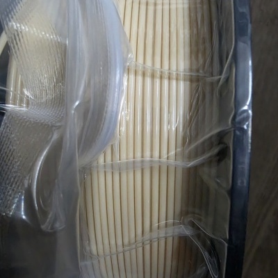 Cesto para pão em madeira clara embalada em saco plástico transparente com estrutura metálica