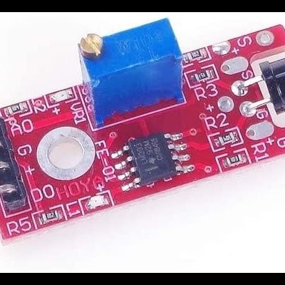 Placa eletrónica vermelha com componentes eletrónicos e potenciômetro azul