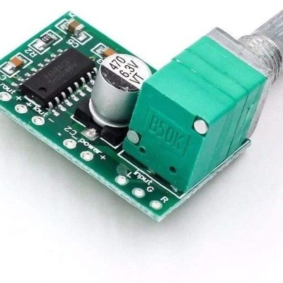 Placa eletrónica verde com potenciômetro B50K e capacitor 470 63V