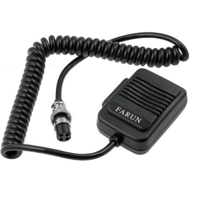 Microfone de mão preto com cabo enrolado e conector de 4 pinos