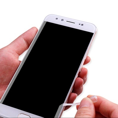 Smartphone branco com ecrã preto sendo limpo com cotonete