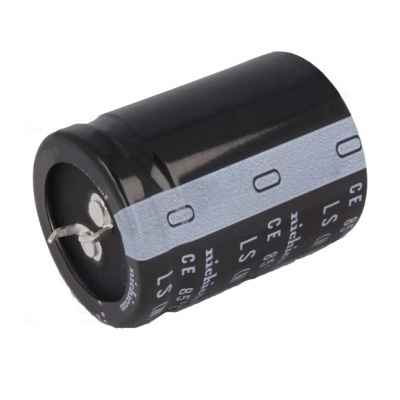 Condensador eletrolítico preto com texto branco em fundo branco