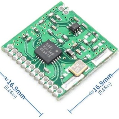 Placa eletrónica verde com chip e componentes eletrónicos, dimensões 16,9mm x 16,9mm