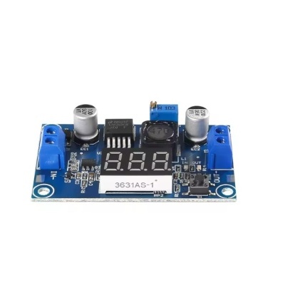 Módulo eletrônico com display digital e componentes em placa azul