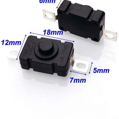 Dois interruptores táteis pretos com terminais metálicos e medidas em azul