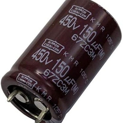 Condensador eletrolítico castanho escuro com texto branco e terminais metálicos