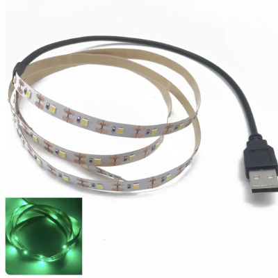 Fita LED flexível ligada a cabo USB com luz verde acesa.