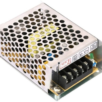 Fonte de alimentação elétrica metálica com furos e conectores pretos