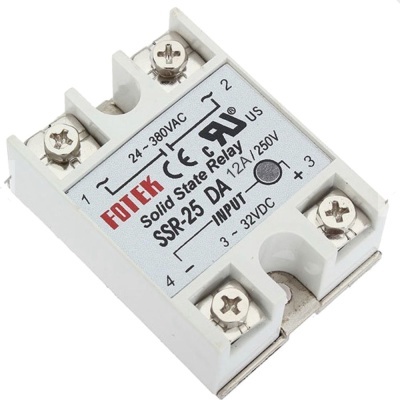 Relé de estado sólido FOATEK SSR-25 DA branco com parafusos metálicos e texto técnico.
