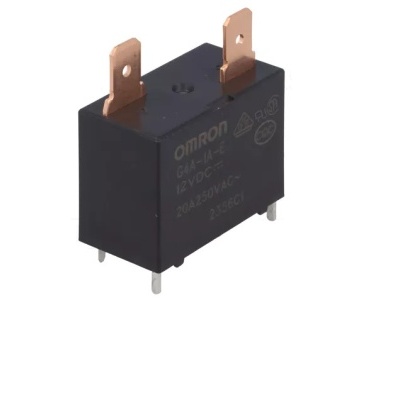 Relé elétrico OMRON preto com contactos em cobre e texto impresso.