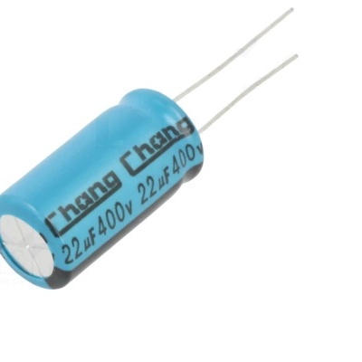 Condensador eletrolítico azul com texto impresso e terminais metálicos