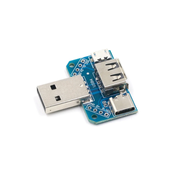 Adaptador USB tipo A macho para USB tipo C fêmea em placa azul com componentes eletrónicos