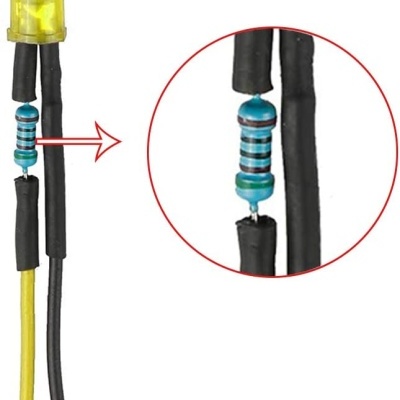 LED amarelo com resistor e fios isolados em preto e amarelo