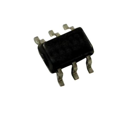 Circuito integrado preto com seis pinos metálicos em fundo branco