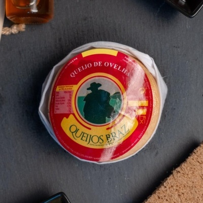 Queijo de ovelha Queijos Braz com mel, compota, azeitonas e pão