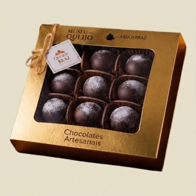 Embalagem dourada com chocolates artesanais redondos