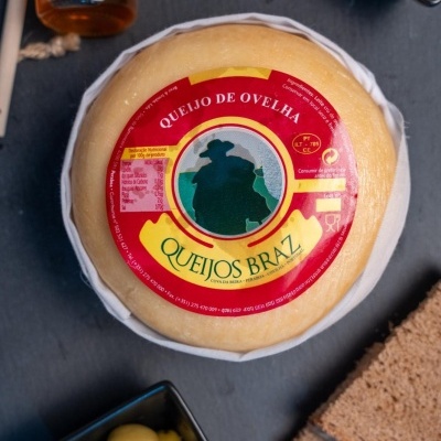 Queijo de ovelha Queijos Braz com azeitonas, pão e mel