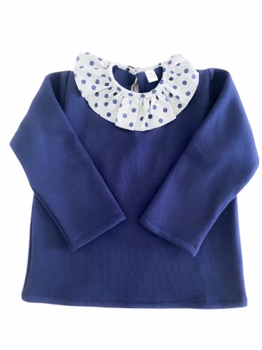 Camisola de bebé azul escuro com gola branca rodada e padrão de bolinhas azuis