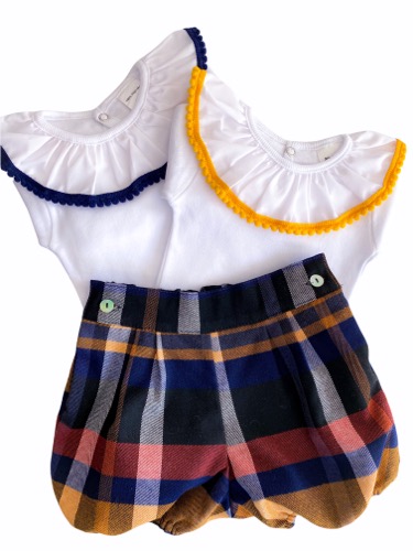 Bodies brancos para bebé com gola azul e amarela e calças bombazine padrão tartan.