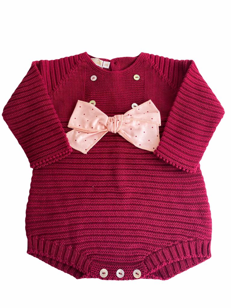 Body bebé malha grená com laço rosa e botões brancos
