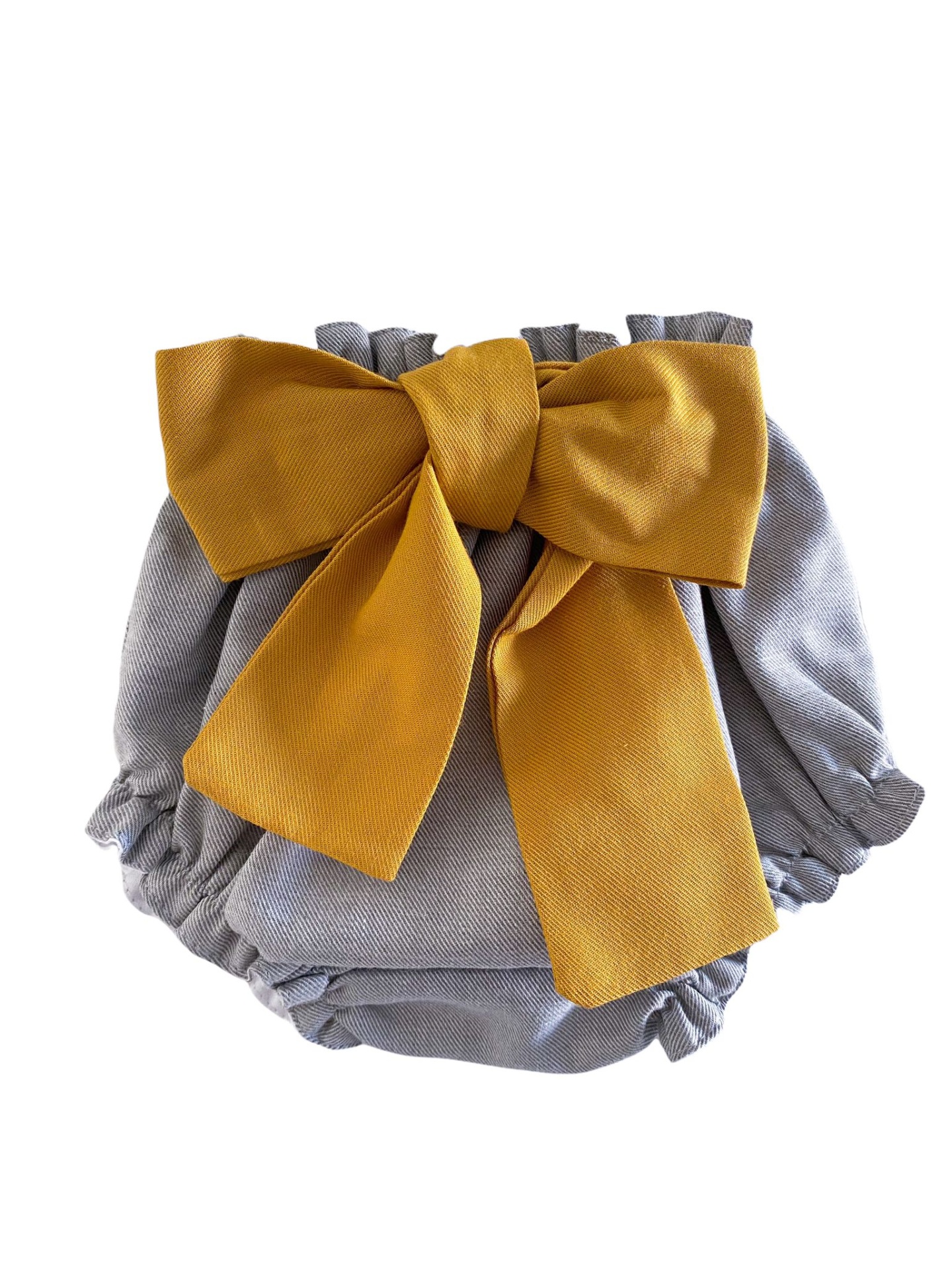 Cueca para bebé cinzenta com grande fita amarela.