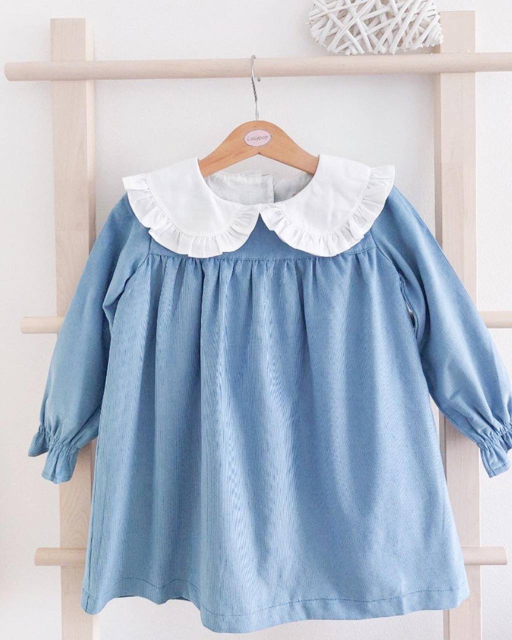 Vestido infantil azul claro com gola branca larga com folhos
