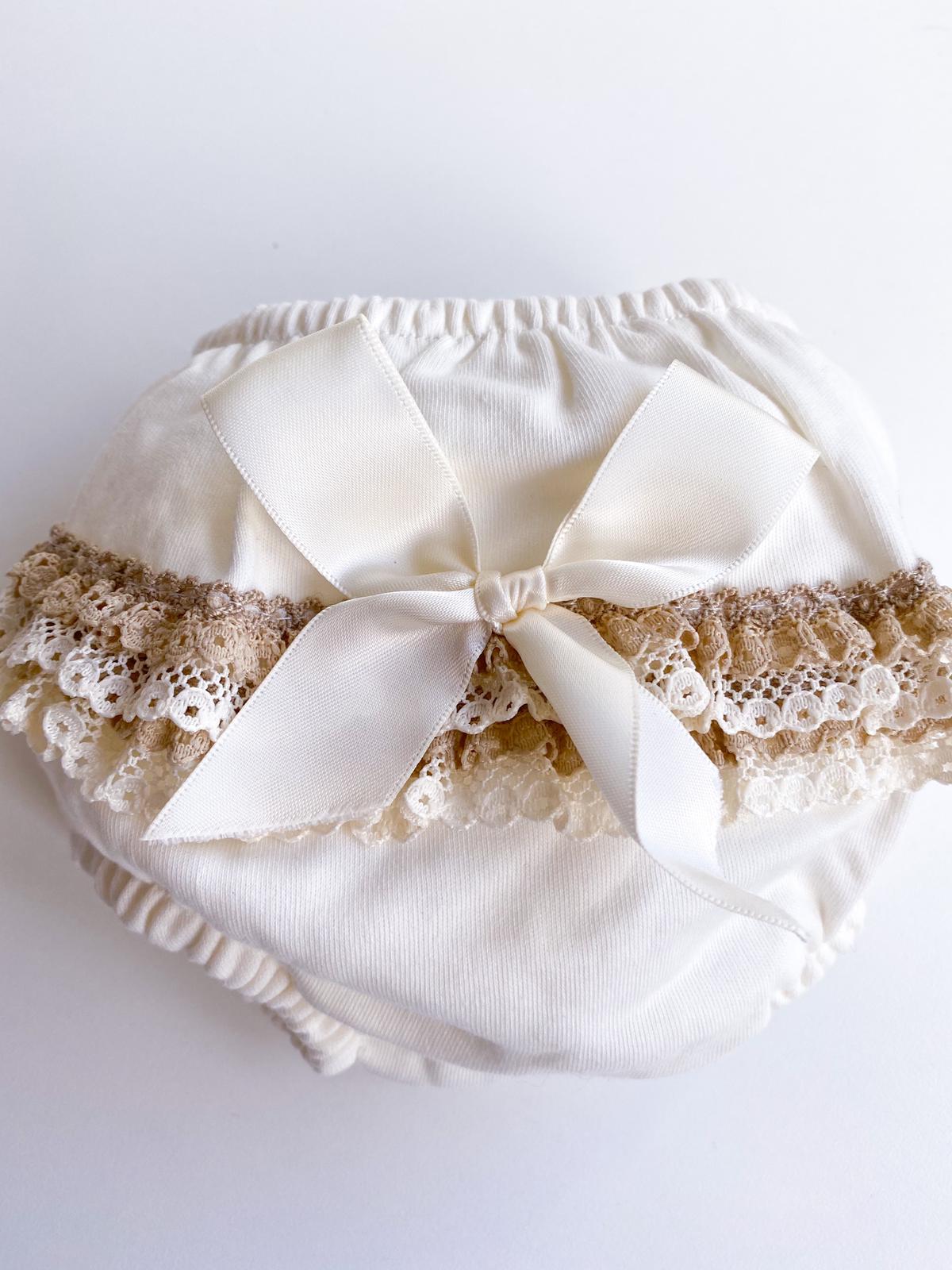 Fralda ou cueca para bebé em tecido branco com renda e laço