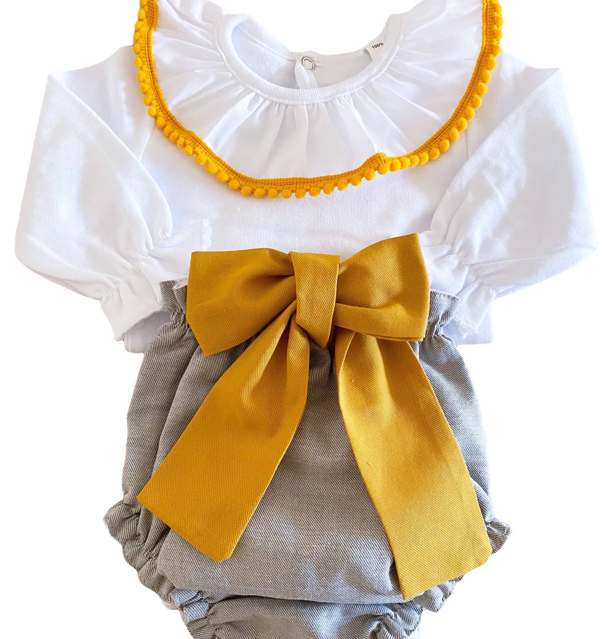 Conjunto de bebé com body branco, gola com pompons amarelos e calções cinza com laço amarelo