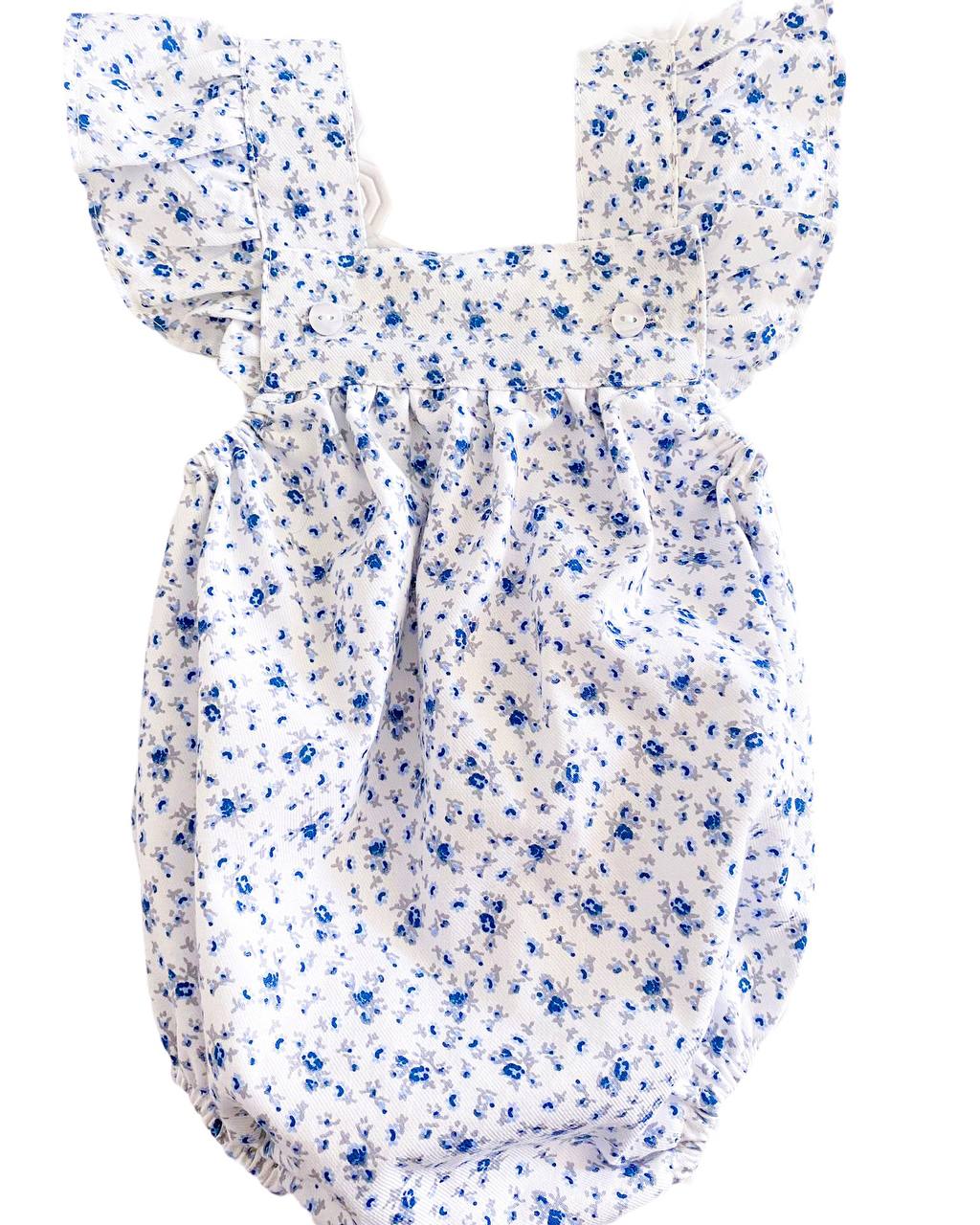Body de criança branco com padrão de flores azuis.