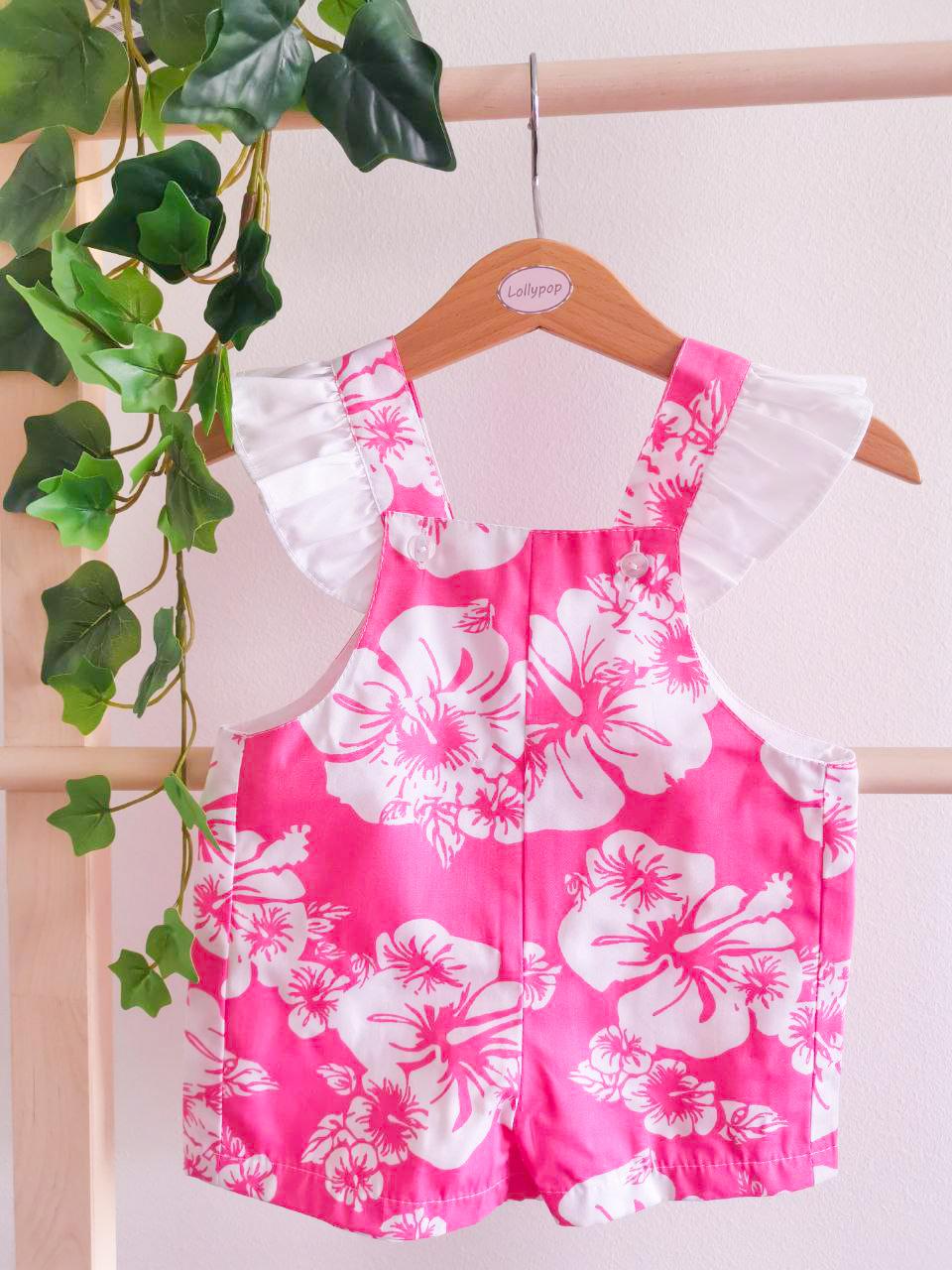 Macacão curto infantil rosa com flores brancas e folhos nas mangas