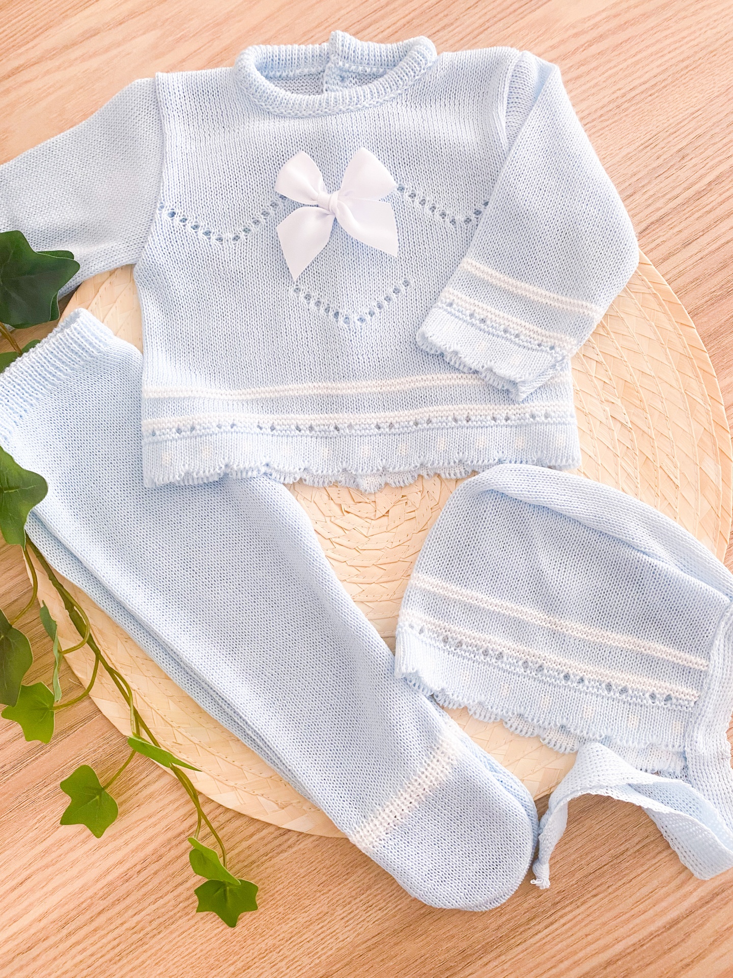 conjunto de bebé azul claro em tricô com camisola, calças e touca