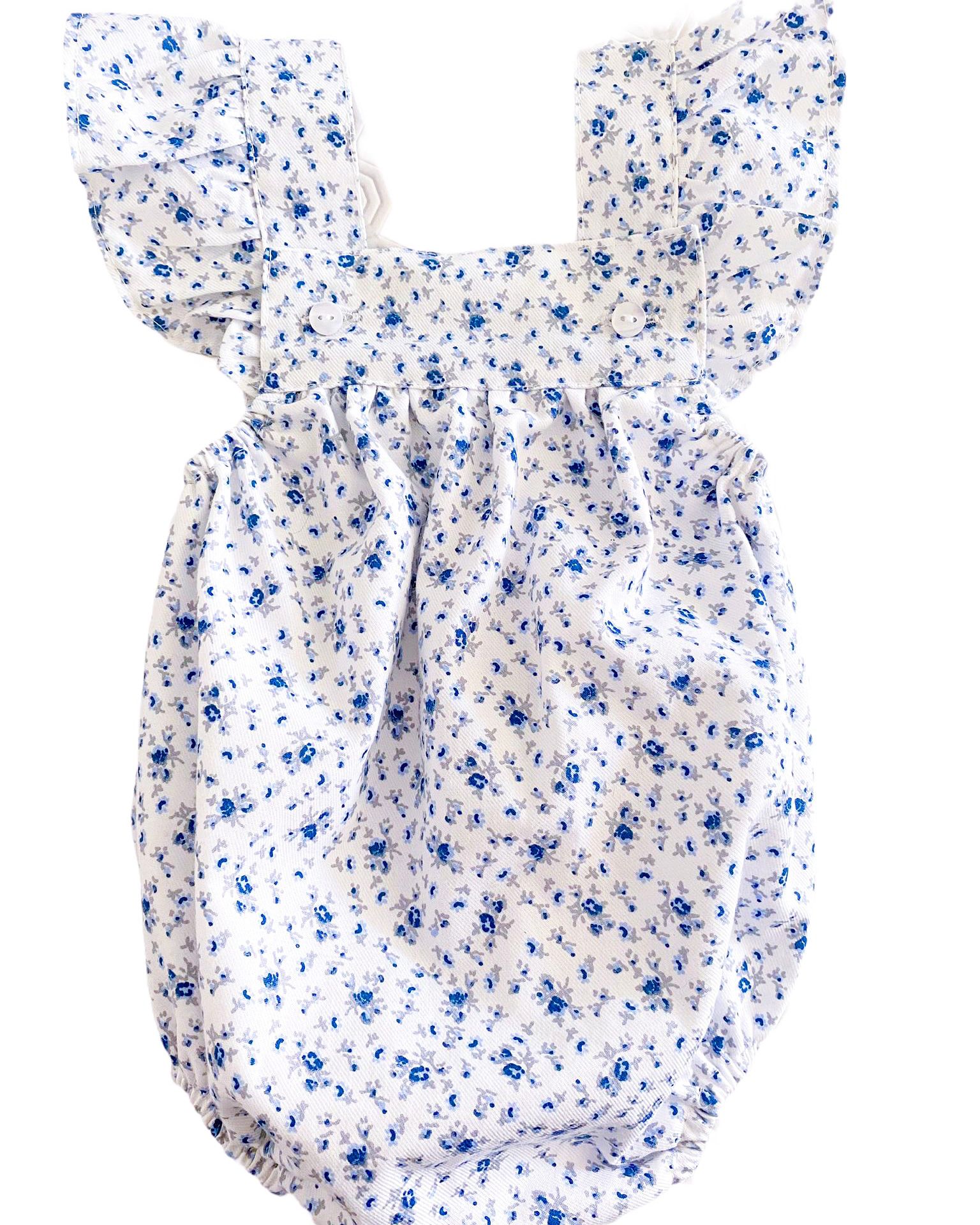 Macacão de bebé branco com flores azuis e alças largas