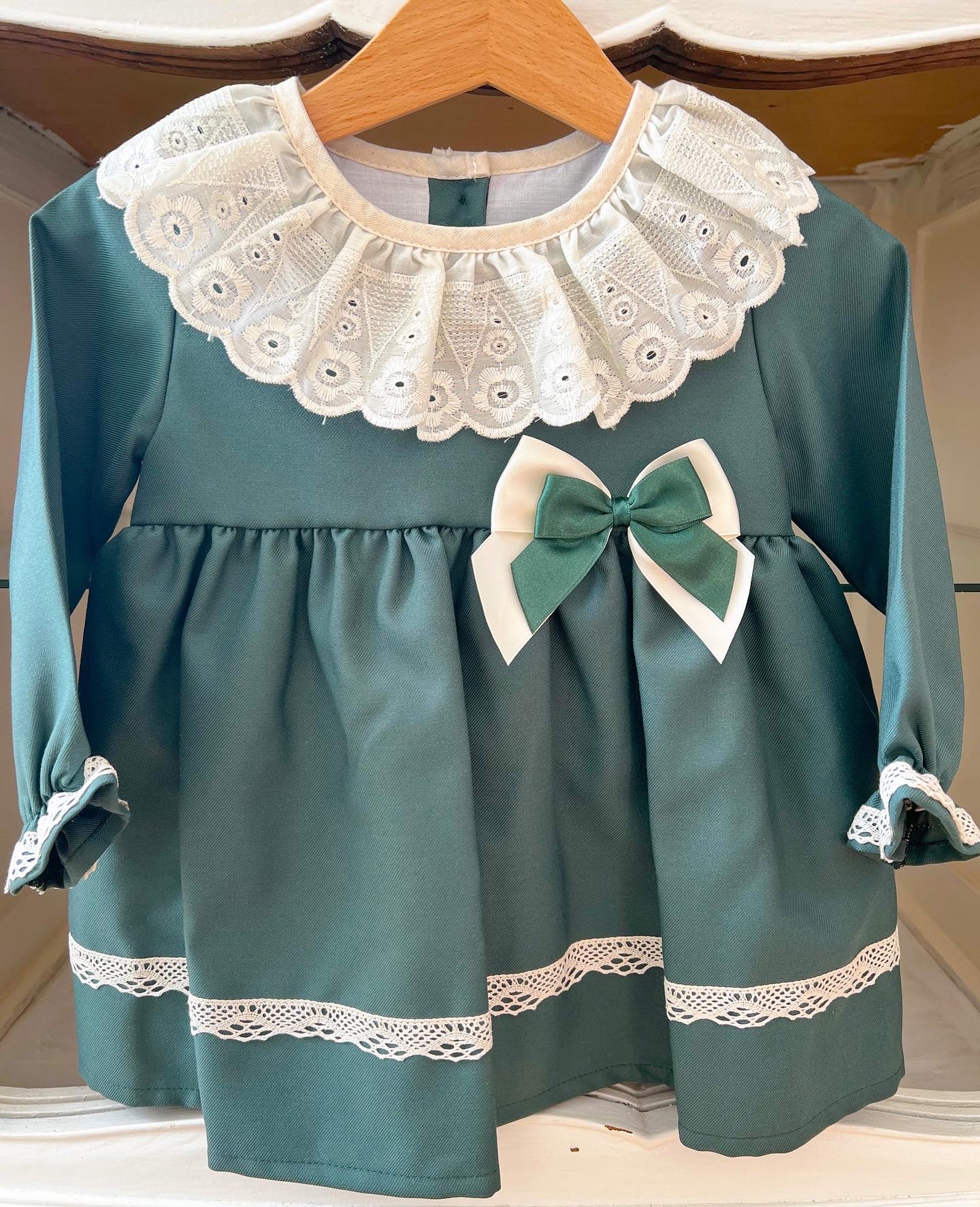 Vestido verde escuro para criança com gola de renda branca e laço no peito